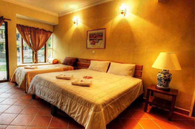 Anjungan Beach Resort Kampung Teluk Nipah Eksteriør billede